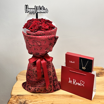 شال كشميري وقلادة