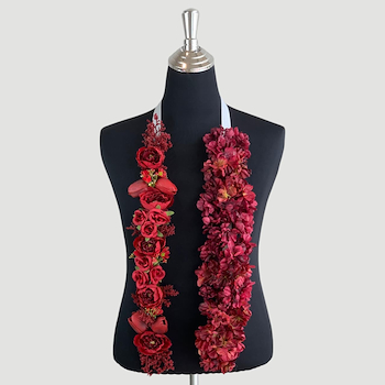 قلادة الزهور الحمراء